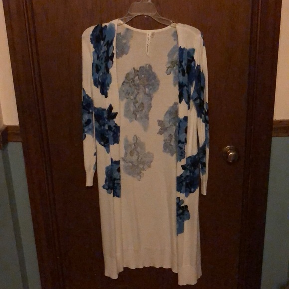 White cardigan - Picture 1 of 3